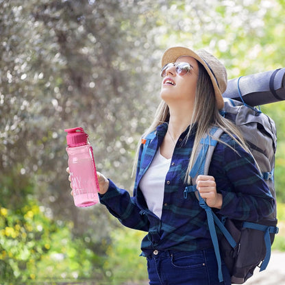 Gourde plastique , fille en plein air avec gourde rose